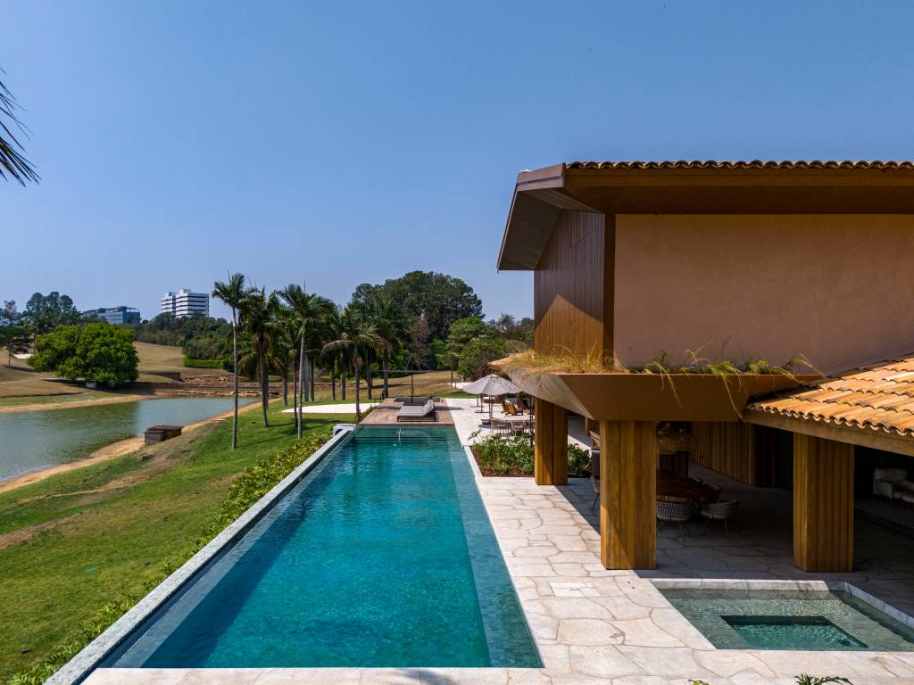 Casa de campo tem piscina semiolímpica e oito suítes elegantes. Projeto de Studio DWG. Na foto, vista aérea da casa.