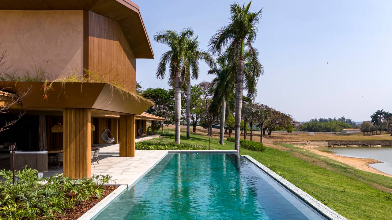 Casa de campo tem piscina semiolímpica e oito suítes elegantes. Projeto de Studio DWG. Na foto, fachada.