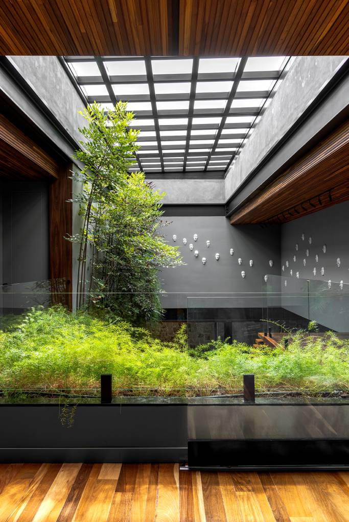 Casa de praia tem pub temático no subsolo, jardim interno e telhado verde. Projeto executado pela arquiteta Gabriela Venier e pelo engenheiro civil Germano Fenner/Fachada e interior assinados pelo arquiteto Eliseu Ferreira.
