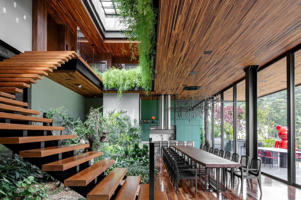 Casa de praia tem pub temático no subsolo, jardim interno e telhado verde. Projeto executado pela arquiteta Gabriela Venier e pelo engenheiro civil Germano Fenner/Fachada e interior assinados pelo arquiteto Eliseu Ferreira.