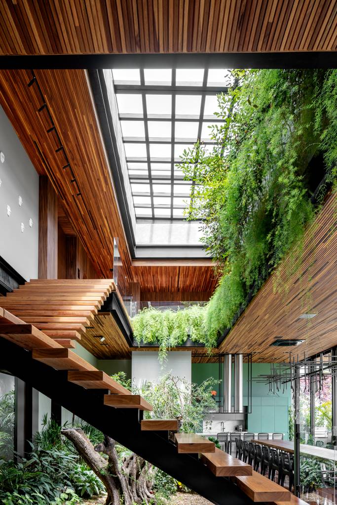 Casa de praia tem pub temático no subsolo, jardim interno e telhado verde. Projeto executado pela arquiteta Gabriela Venier e pelo engenheiro civil Germano Fenner/Fachada e interior assinados pelo arquiteto Eliseu Ferreira.