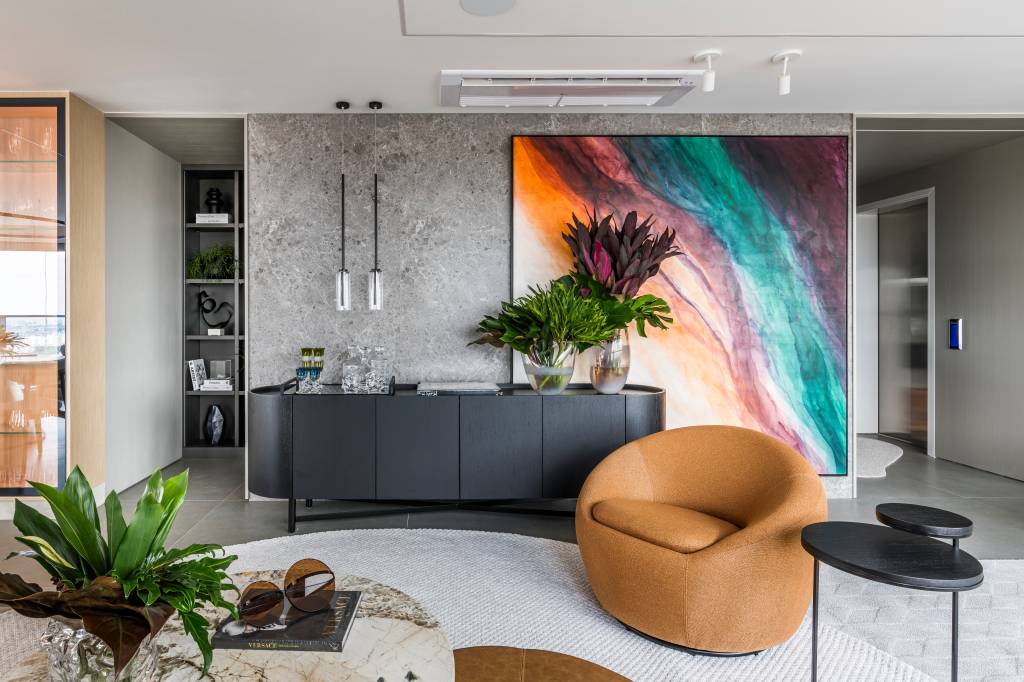 Cinema e áreas de convívio são destaque em apartamento de 337 m². Projeto Tetriz Arquitetura.