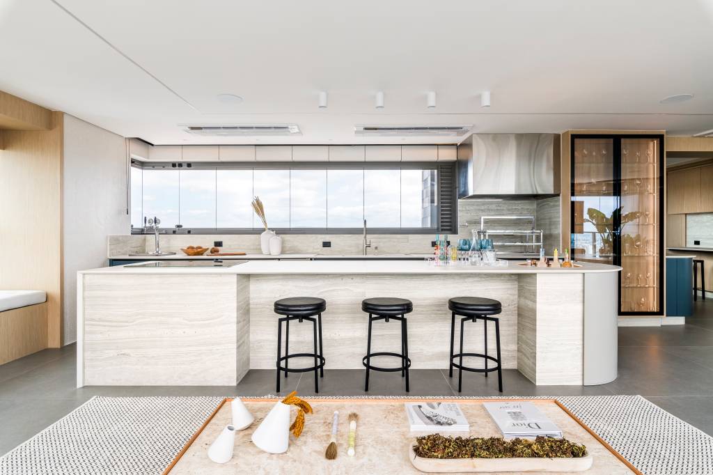 Cinema e áreas de convívio são destaque em apartamento de 337 m². Projeto Tetriz Arquitetura.