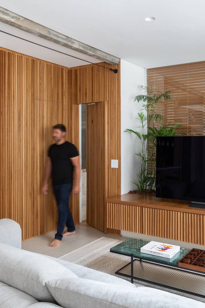 Cobertura ganha divisória de vidro com jardim de inverno e escada 
