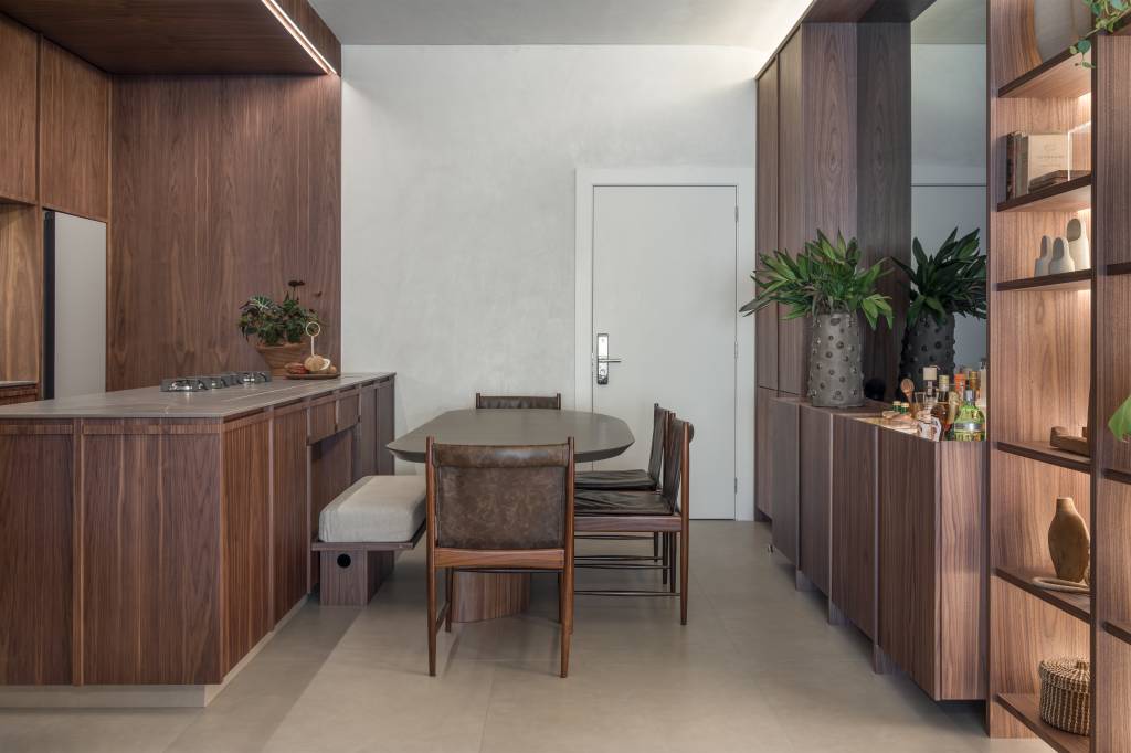 Lavabo com cuba escultural e muxarabi é destaque em apartamento contemporâneo