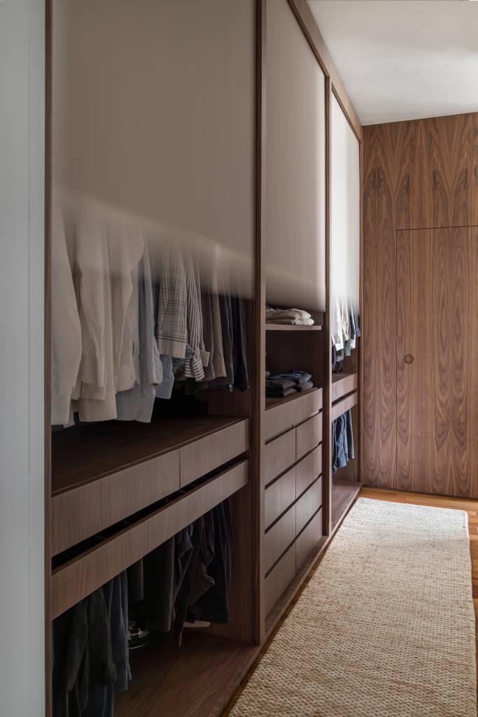 estilo-contemporaneo-e -design-assinado-sao-destaque-em-apartamento-de-105-m-Renata-Niero_foto-everson-martins Estilo contemporâneo e design assinado são destaque em apartamento de 105 m². Projeto de Renata Niero. Na foto: closet, marcenaria, persiana, suíte
