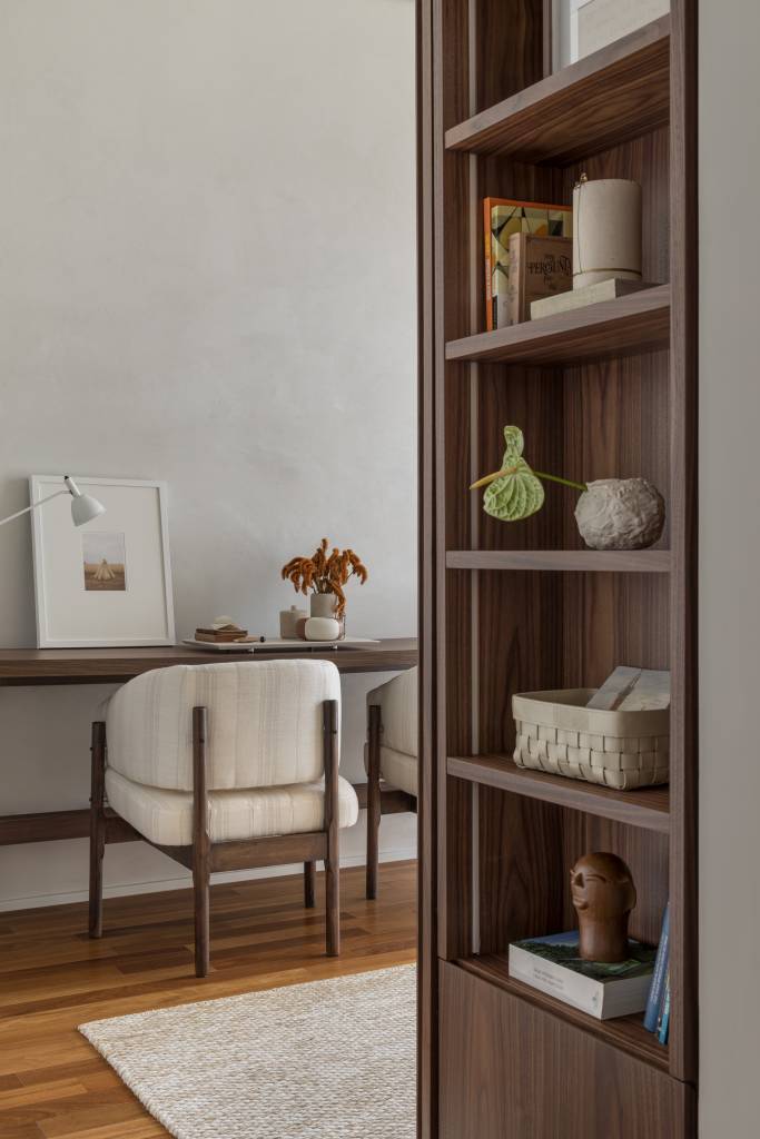 estilo_contemporaneo-e -design-assinado-sao-destaque-em-apartamento-de-105-m-Renata-Niero-foto-everson-martins Estilo contemporâneo e design assinado são destaque em apartamento de 105 m². Projeto de Renata Niero. Na foto: cadeira, home office, estante, nogueira