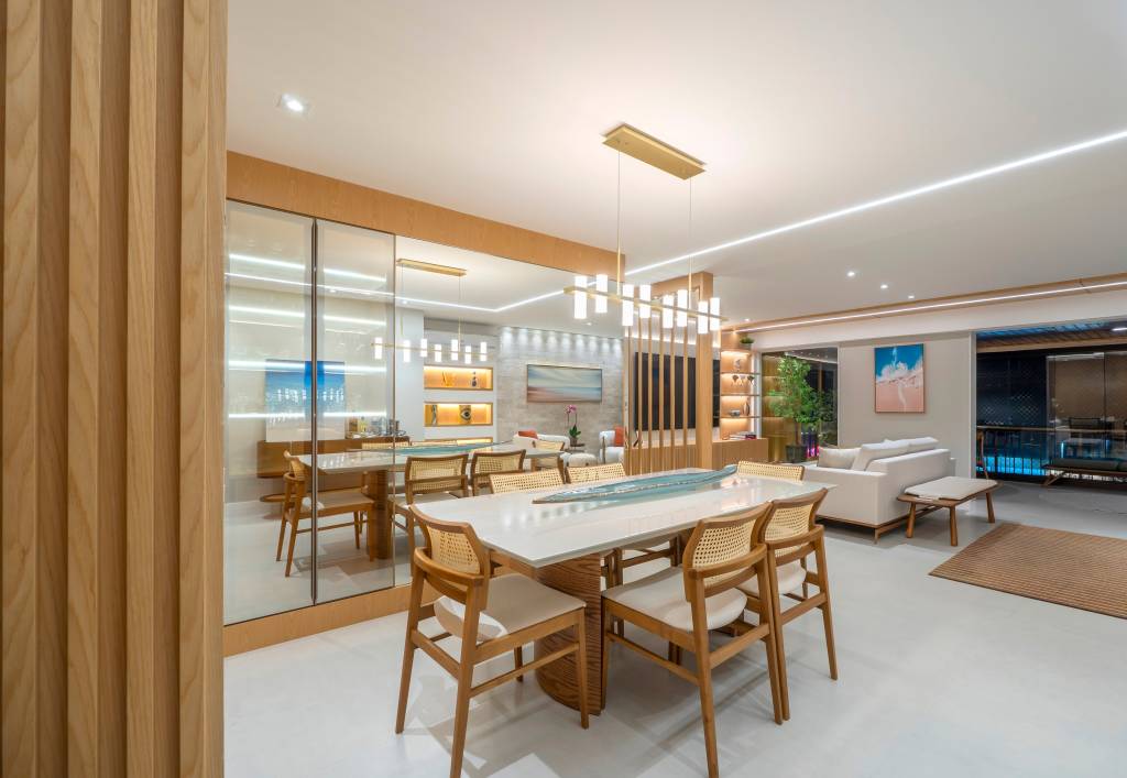 Móveis e objetos decorativos são realçados pelo projeto luminotécnico neste apê