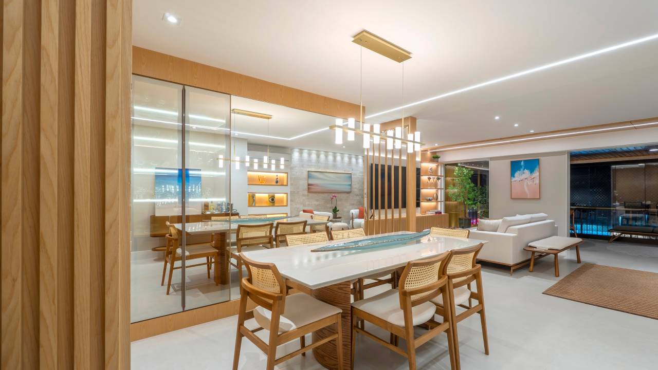 Móveis e objetos decorativos são realçados pelo projeto luminotécnico neste apê. Projeto de Campos & Olivetti Arquitetura.