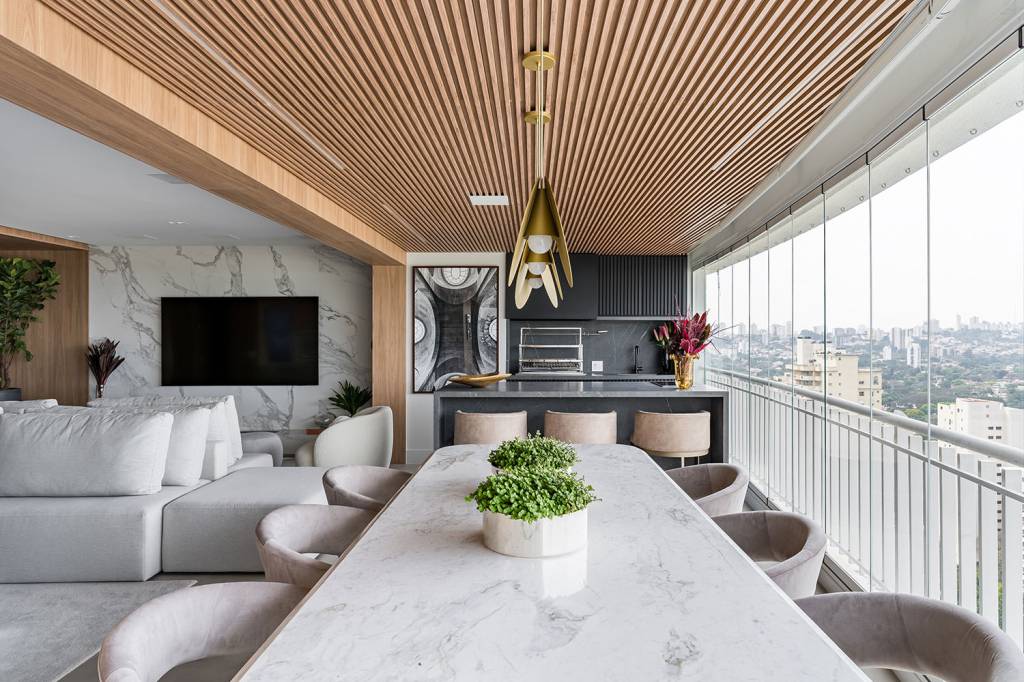 Neste apê área gourmet em varanda elegante tem forro ripado