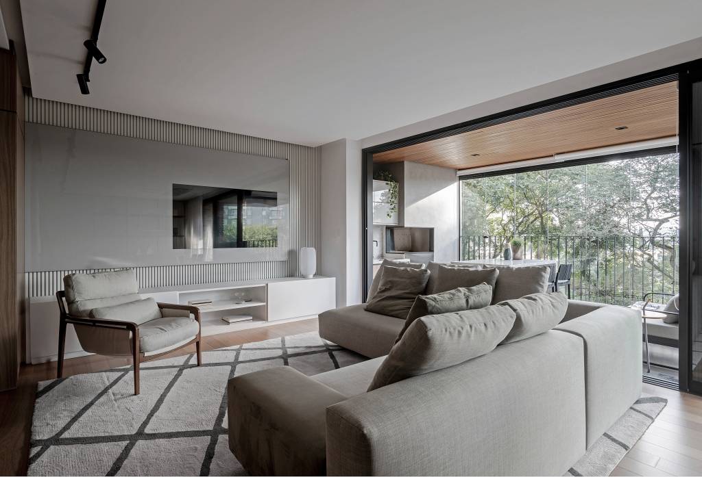 Preto e branco: painéis de alumínio criam estética urbana em apartamento