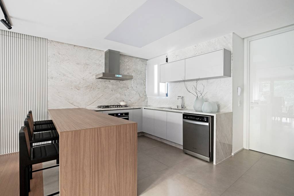 paineis-de-aluminio-criam-estetica-urbana-clean-em-apartamento-170-m-estudio-elmor-29-cozinha-minimalista-branca Painéis de alumínio criam estética urbana clean em apartamento de 170 m². Projeto de Estúdio Elmor. Na foto, cozinha minimalista branca.