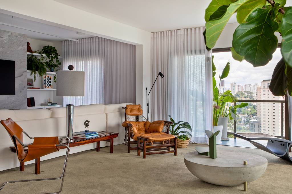 paleta-neutra-destaca-pecas-de-design-em-ape-de-300-m_rodra-arq_1 Paleta neutra destaca peças de design em apê de 300 m². Projeto de Rodra Arquitetura. Living com peças de design assinado.