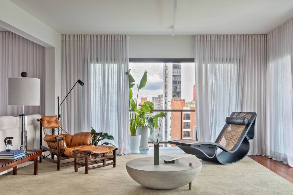 Paleta neutra destaca peças de design em apê de 300 m²