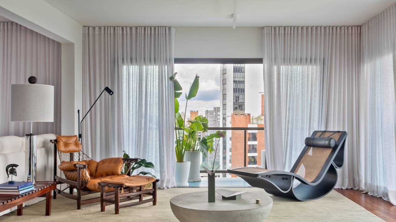 Paleta neutra destaca peças de design em apê de 300 m². Projeto de Rodra Arquitetura. Living com peças de design assinado.