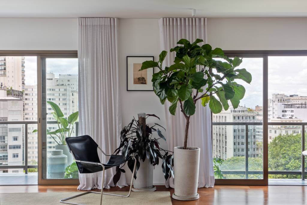 paleta-neutra-destaca-pecas-de-design-em-ape-de-300-m_rodra-arq_3 Paleta neutra destaca peças de design em apê de 300 m². Projeto de Rodra Arquitetura. Living com peças de design assinado.