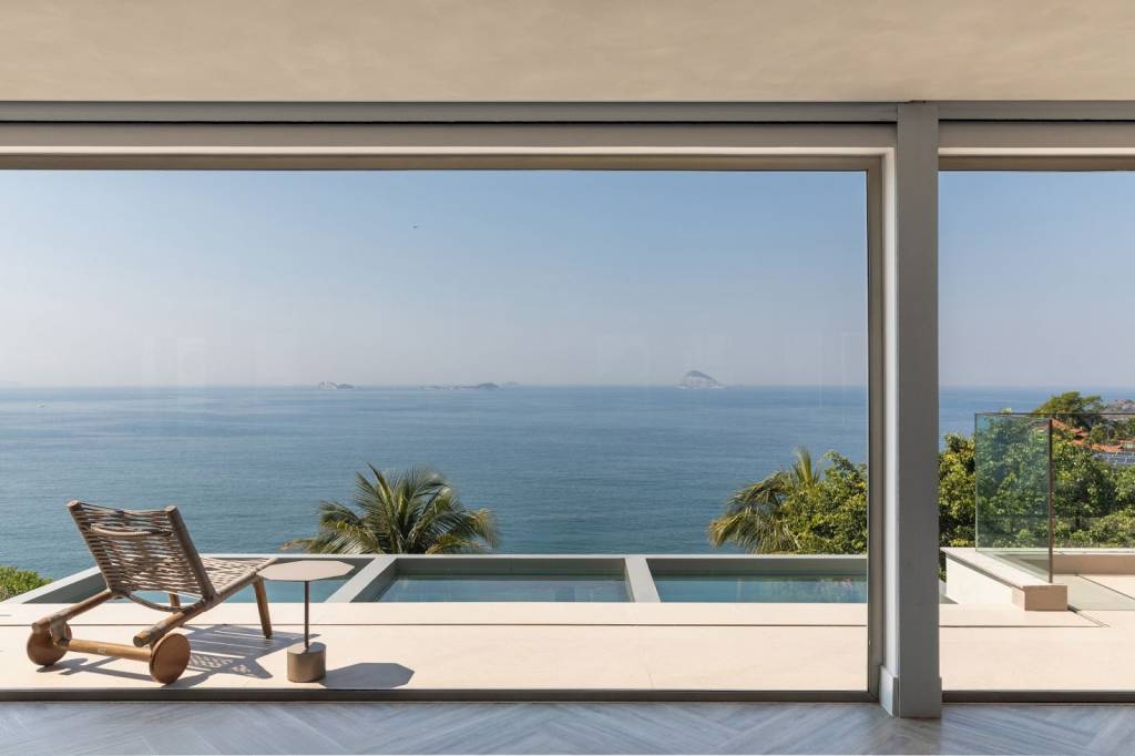 Reforma adiciona pavimento e revitaliza casa no bairro do Joá, no Rio de Janeiro