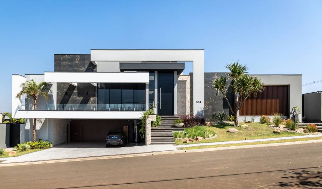 Residência de 847 m² tem projeto contemporâneo voltado ao conforto e à convivencia. Projeto de Natália Sundfeld. Na foto: fachada, fachada contemporânea, casa em estilo contemporâneo