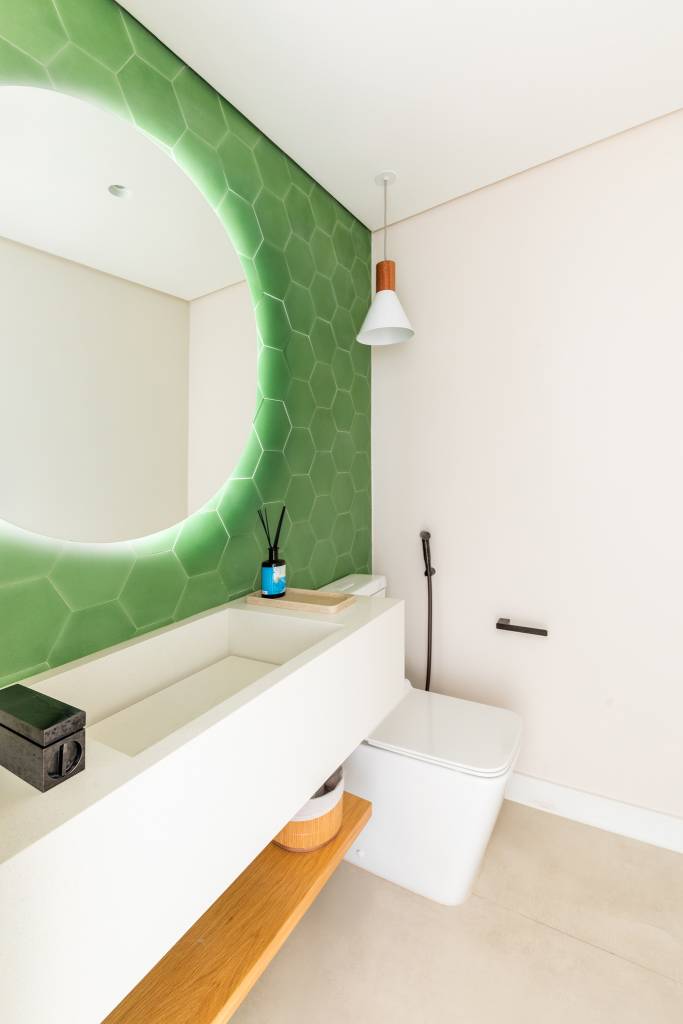 Minimalismo-com-pontos-de-cor-conheca-este-ape-relaxante-na-Vila-Madalena-01 Minimalismo com pontos de cor: conheça este apê relaxante na Vila Madalena. Projeto de André Ávila Arquitetura. Na foto, lavabo com ladrilhos em verde.