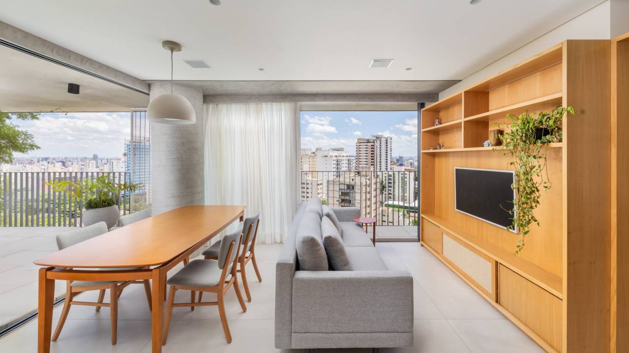 Minimalismo com pontos de cor: conheça este apê relaxante na Vila Madalena. Projeto de André Ávila Arquitetura. Na foto, sala de estar e jantar integradas.