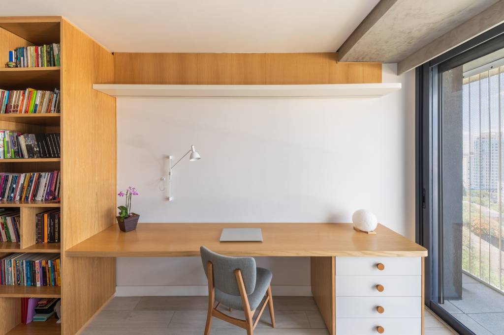 Minimalismo-com-pontos-de-cor-conheca-este-ape-relaxante-na-Vila-Madalena-07 Minimalismo com pontos de cor: conheça este apê relaxante na Vila Madalena. Projeto de André Ávila Arquitetura. Na foto, mesa de trabalho.