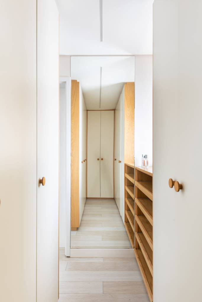 Minimalismo-com-pontos-de-cor-conheca-este-ape-relaxante-na-Vila-Madalena-13 Minimalismo com pontos de cor: conheça este apê relaxante na Vila Madalena. Projeto de André Ávila Arquitetura. Na foto, closet com bastante espaço de armazenamento.