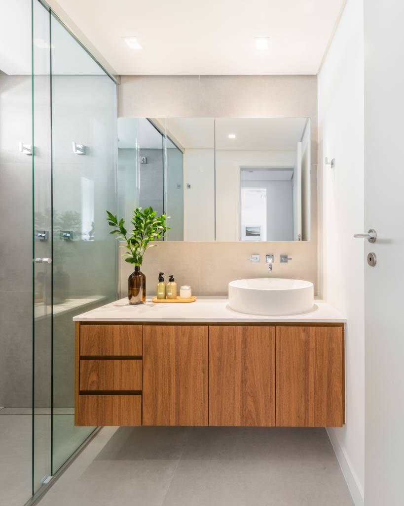 Apê charmoso de 60 m² tem hall com chapelaria e cozinha clara com ladrilhos. Projeto de Conectarq.