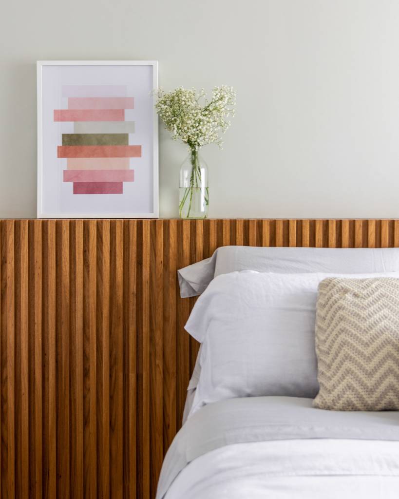 Apê charmoso de 60 m² tem hall com chapelaria e cozinha clara com ladrilhos. Projeto de Conectarq.