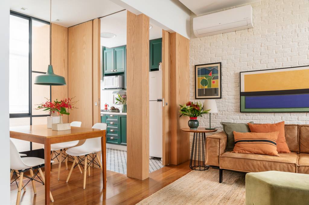 Apê charmoso de 75 m² ganha janela entre sala e cozinha
