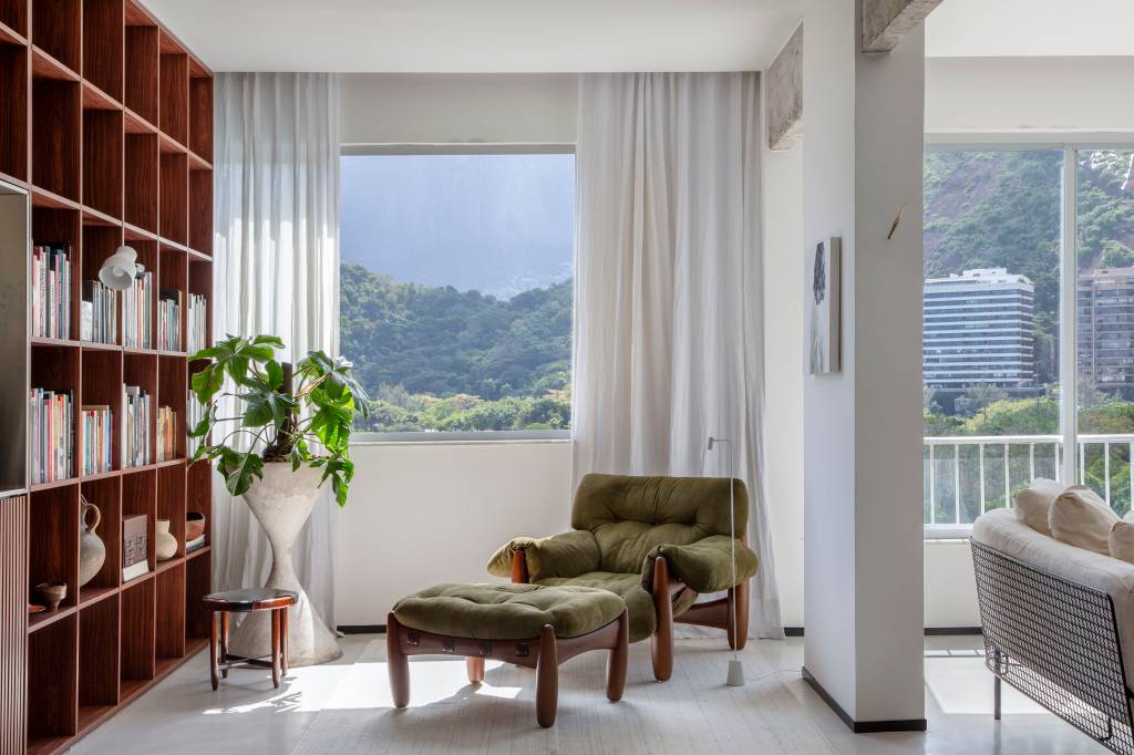 Apê com ares modernistas tem piso monolítico de microcimento cinza