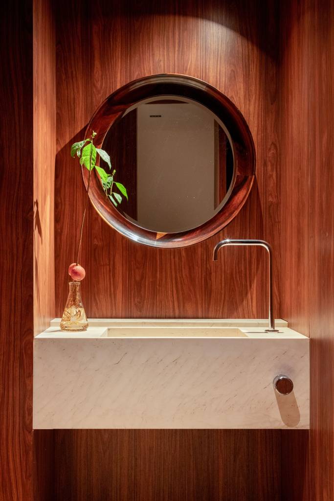 ape-com-ares-modernistas-tem-piso-monolitico-de-microcimento-cinza-joao-panaggio-20-lavabo-madeira Apê com ares modernistas tem piso monolítico de microcimento cinza. Projeto de João Panaggio.