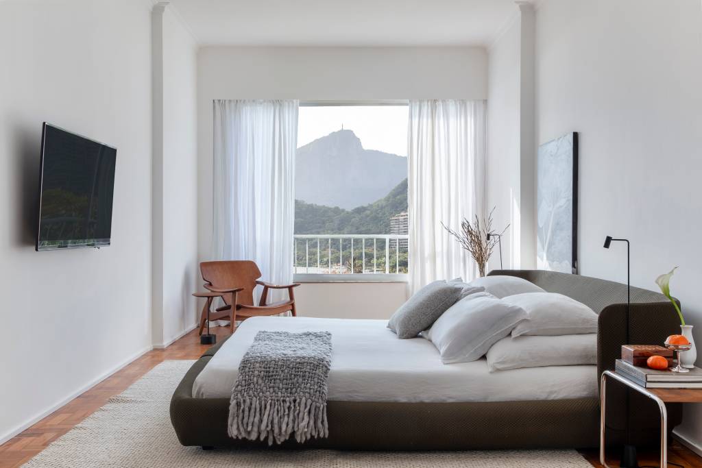 ape-com-ares-modernistas-tem-piso-monolitico-de-microcimento-cinza-joao-panaggio-21-quarto-cama-baixa Apê com ares modernistas tem piso monolítico de microcimento cinza. Projeto de João Panaggio.