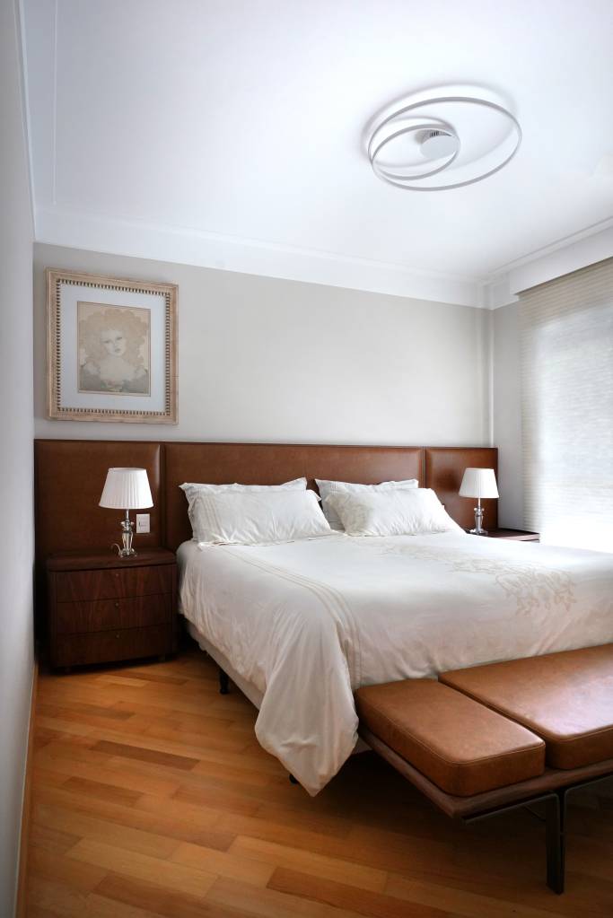 ape-tem-duas-cristaleiras-embutidas-com-fechamento-em-vidro-na-sala-rosangela-pena-17-quarto Apê tem duas cristaleiras embutidas com fechamento em vidro na sala. Projeto de Rosangela Pena.
