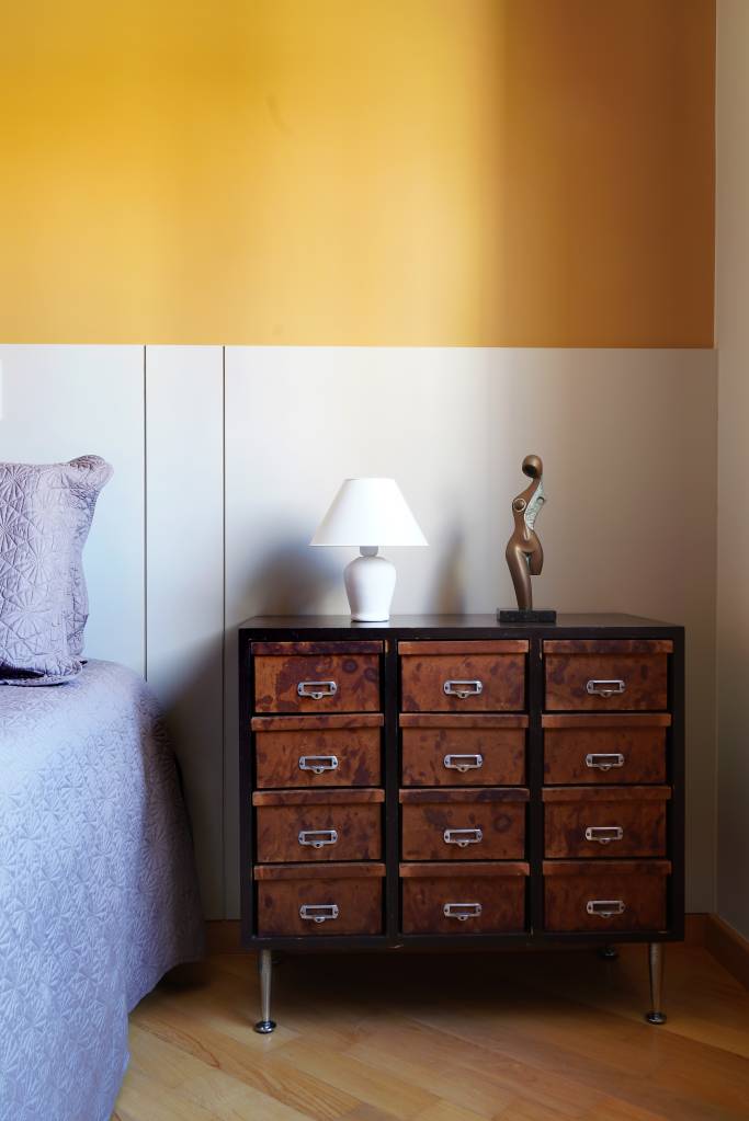 ape-tem-duas-cristaleiras-embutidas-com-fechamento-em-vidro-na-sala-rosangela-pena-25-quarto-vintage-amarelo Apê tem duas cristaleiras embutidas com fechamento em vidro na sala. Projeto de Rosangela Pena.