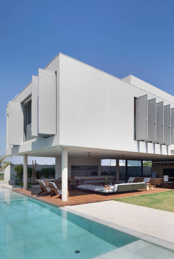 brises-verticais-em-chapa-metalica-perfurada-regulam-luz-natural-nesta-casa-solange-calio-02 Brises verticais em chapa metálica perfurada regulam luz natural nesta casa. Projeto de Solange Calio Arquitetura.
