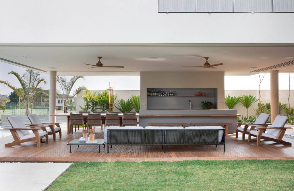 brises-verticais-em-chapa-metalica-perfurada-regulam-luz-natural-nesta-casa-solange-calio-03 Brises verticais em chapa metálica perfurada regulam luz natural nesta casa. Projeto de Solange Calio Arquitetura.