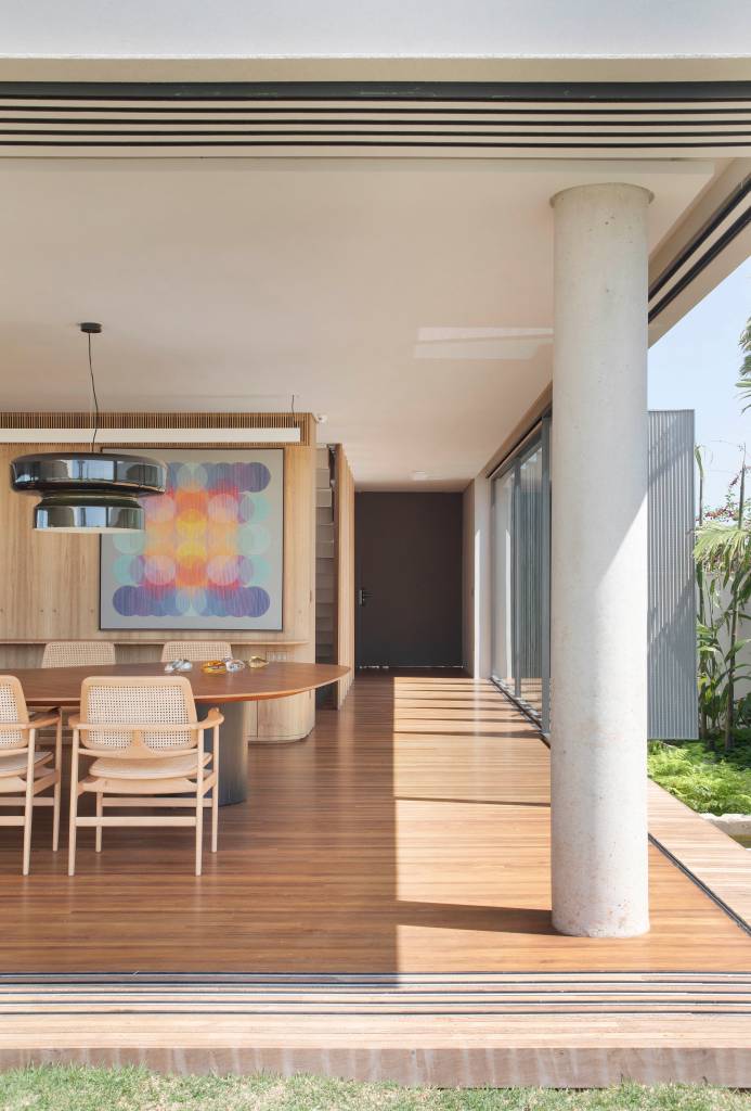 brises-verticais-em-chapa-metalica-perfurada-regulam-luz-natural-nesta-casa-solange-calio-10 Brises verticais em chapa metálica perfurada regulam luz natural nesta casa. Projeto de Solange Calio Arquitetura.