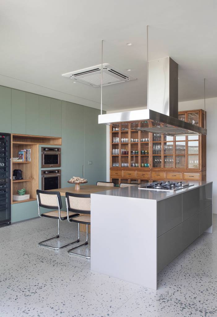brises-verticais-em-chapa-metalica-perfurada-regulam-luz-natural-nesta-casa-solange-calio-12-cozinha-granilite Brises verticais em chapa metálica perfurada regulam luz natural nesta casa. Projeto de Solange Calio Arquitetura.