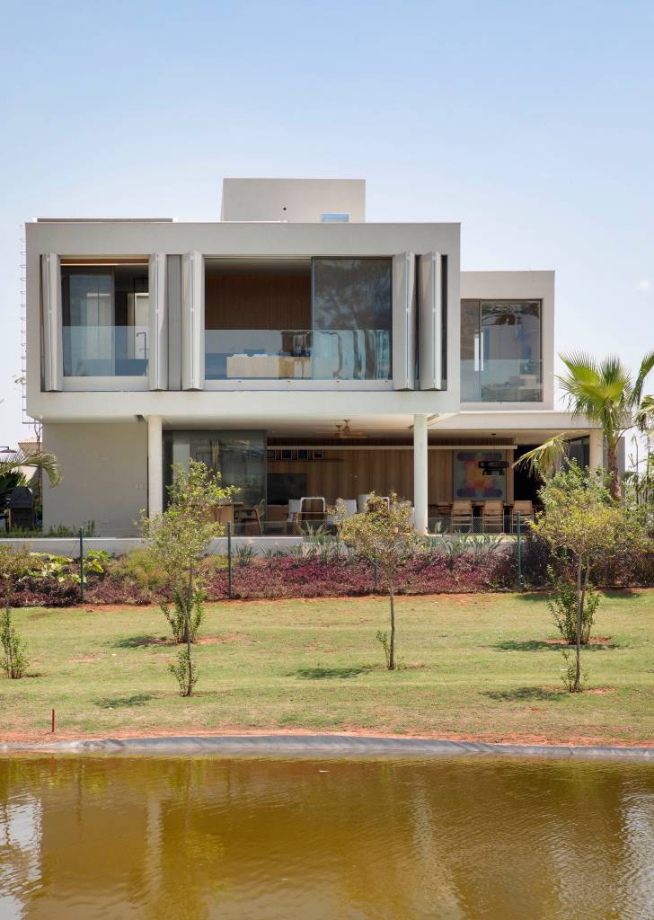 brises-verticais-em-chapa-metalica-perfurada-regulam-luz-natural-nesta-casa-solange-calio-30 Brises verticais em chapa metálica perfurada regulam luz natural nesta casa. Projeto de Solange Calio Arquitetura.