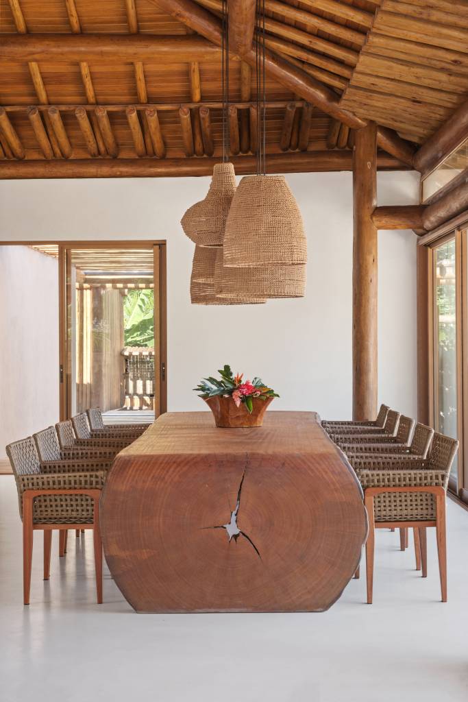 casa-de-praia-terrea-e-dividida-em-5-modulos-e-tem-decoracao-rustica-db-arquitetos-21-mesa-rustico Casa de praia térrea é dividida em 5 módulos e tem decoração rústica. Projeto de DB Arquitetos.