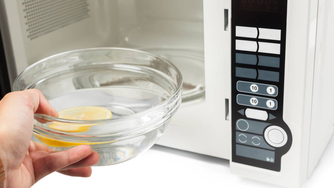 Como limpar o micro-ondas com vapor?