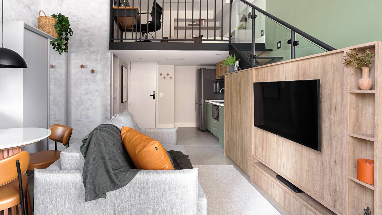 Neste apartamento de 31 m², quarto e home office ficam em mezanino. Projeto de RMV Interiores.