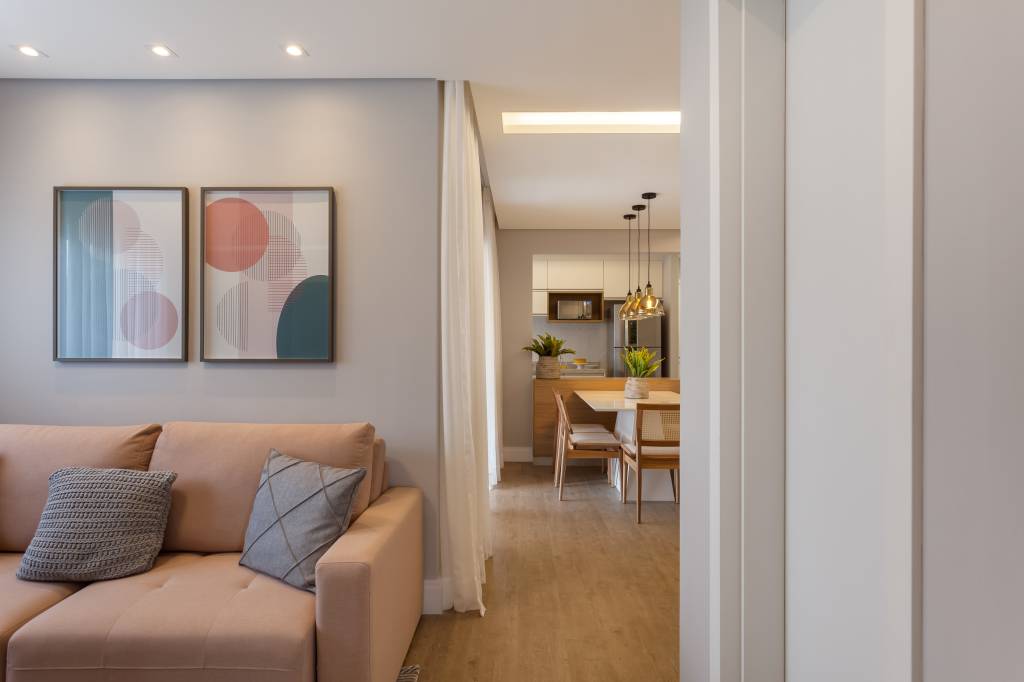 varanda-de-apartamento-tem-serralheria-preta-nichos-rede-amarela-rmv-interiores-10-sala-sofa-rosa Varanda de apartamento tem serralheria preta com nichos e rede amarela. Projeto de RMV Interiores.