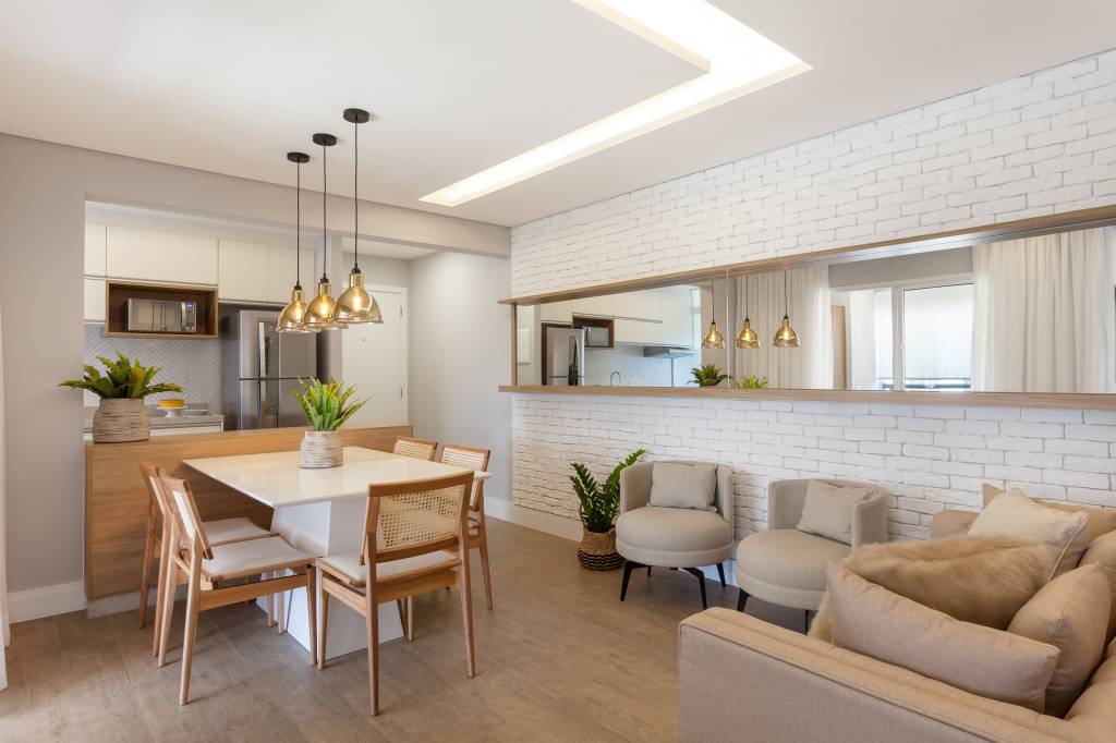 varanda-de-apartamento-tem-serralheria-preta-nichos-rede-amarela-rmv-interiores-11-jantar-espelho Varanda de apartamento tem serralheria preta com nichos e rede amarela. Projeto de RMV Interiores.