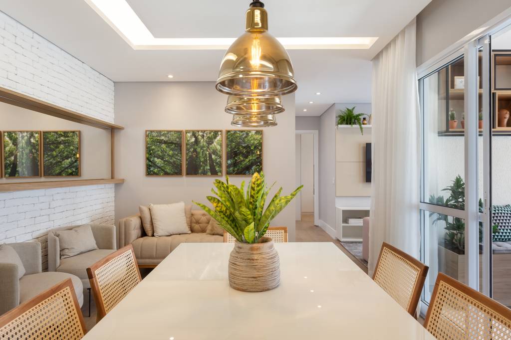 varanda-de-apartamento-tem-serralheria-preta-nichos-rede-amarela-rmv-interiores-14-jantar-espelho Varanda de apartamento tem serralheria preta com nichos e rede amarela. Projeto de RMV Interiores.