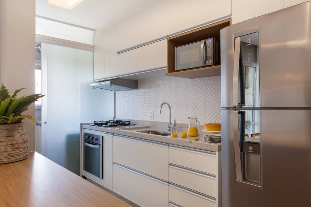 varanda-de-apartamento-tem-serralheria-preta-nichos-rede-amarela-rmv-interiores-15-cozinha Varanda de apartamento tem serralheria preta com nichos e rede amarela. Projeto de RMV Interiores.