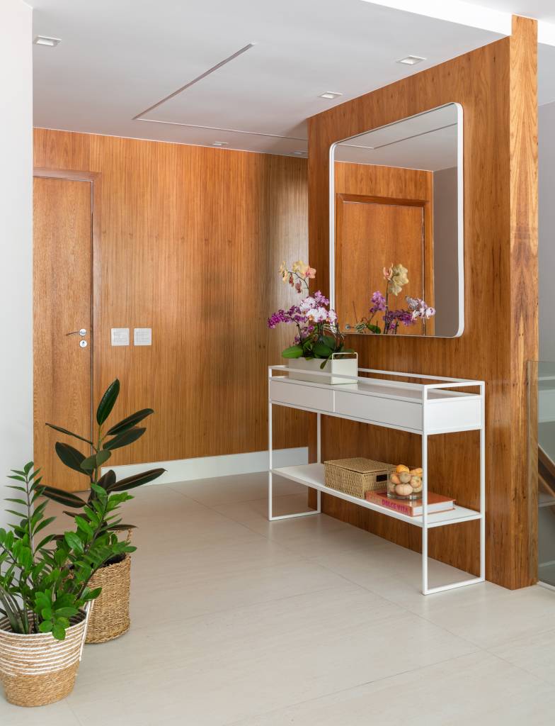 Ape-tem-estante-tipo-colmeia-que-abriga-15-nichos-e-cristaleira-IkedaArquitetura-1 Apê tem estante tipo colmeia que abriga 15 nichos e cristaleira. Projeto de Ikeda Arquitetura. Na foto, entrada de apartamento com aparador.