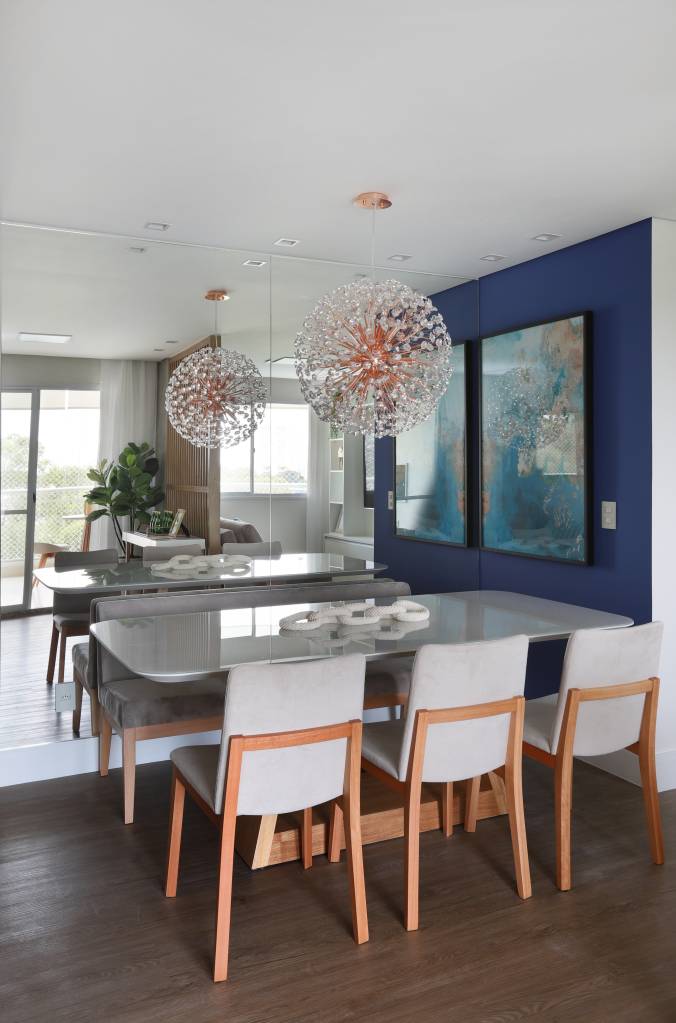 Armarios-em-laca-azul-se-destacam-na-cozinha-deste-apartamento-RMV-Interiores12 Armários em laca azul se destacam na cozinha deste apartamento. Projeto de RMV Interiores. Na foto, sala de jantar com luminária pendente.