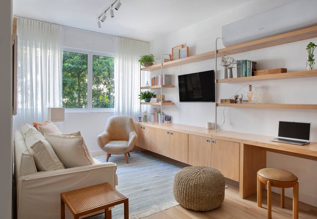 Móveis compactos maximizam espaço neste apartamento em Copacabana