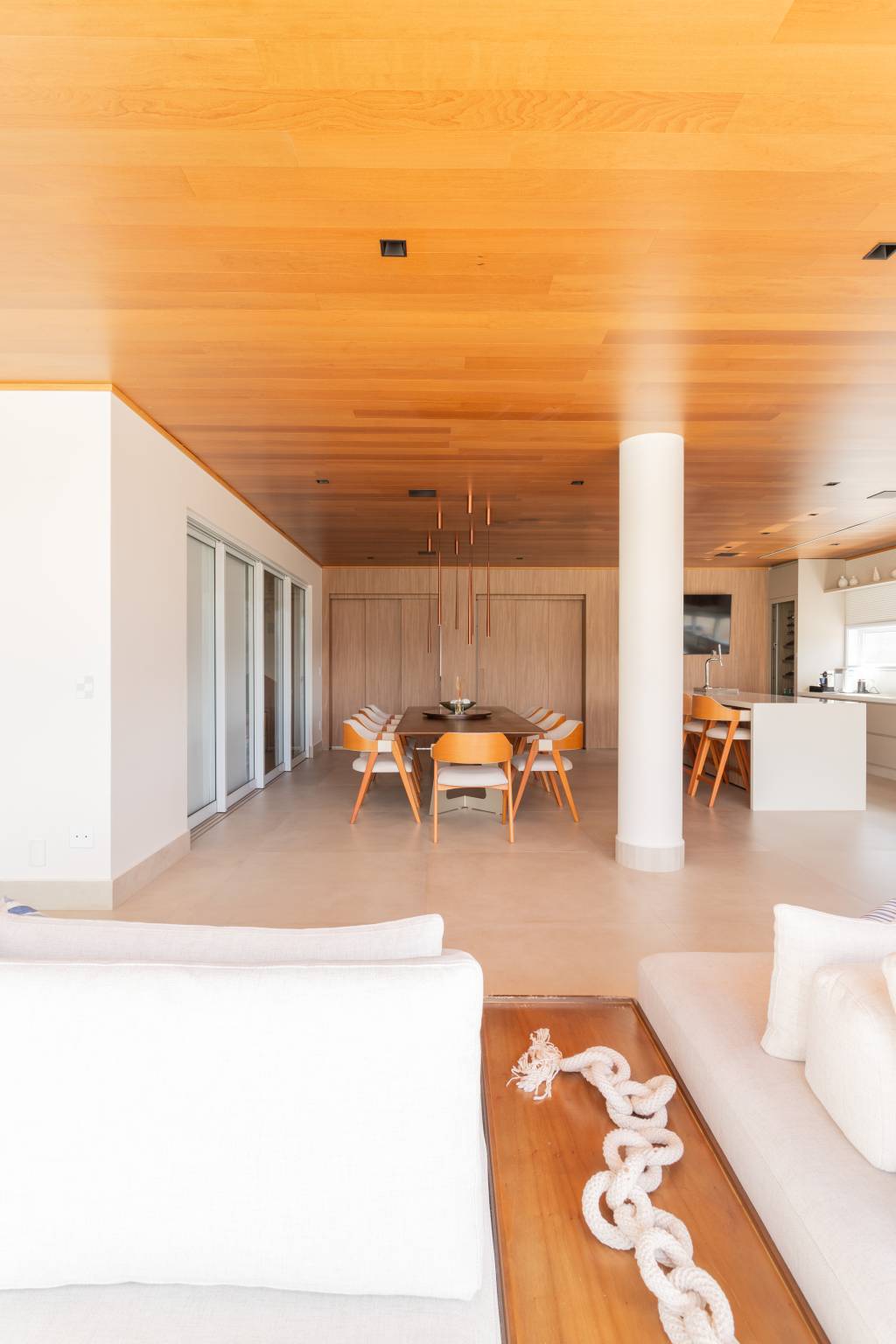 Residência de 714 m² une arquitetura e paisagem em perfeita harmonia